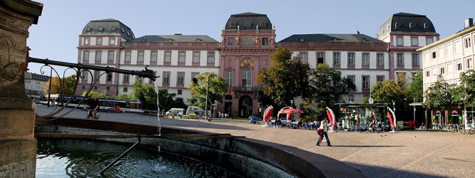 Schloss, Brunnen auf dem Marktplatz